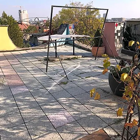Hotel Sebarozvojove Centrum Vedy A Umenia S Ubytovanim Pressburg